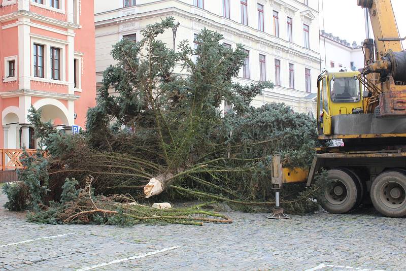 Pokus číslo jedna. Instalace vánočního stromu v pondělí na českokrumlovském náměstí.