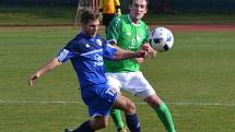 Divize A - 13. kolo: FK Slavoj Český Krumlov (zelené dresy) - FC Slávia Karlovy Vary 0:6 (0:2).