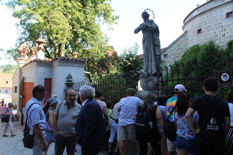 Na medvíďata se přijel podívat ministr životního prostředí Richard Brabec, ředitel ZOO Olomouc Radomír Habáň i dlouholetý medvědářův kamarád Václav Chaloupek.