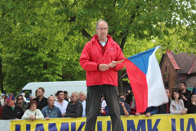 Sedmačtyřicátý ročník Rallye Český Krumlov byl v pátek odpoledne zahájen v Jelence.