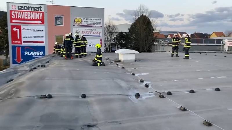 Krumlovští hasiči v pondělí zatížili uvolněnou střechu na obchodním středisku Fast Mall na Tovární ulici v Českém Krumlově.