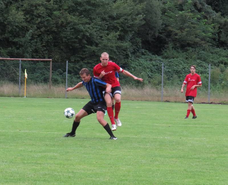 Oblastní I.A třída (skupina A) - 1. kolo: SK Větřní (červené dresy) - FC Velešín 3:4 (1:3).