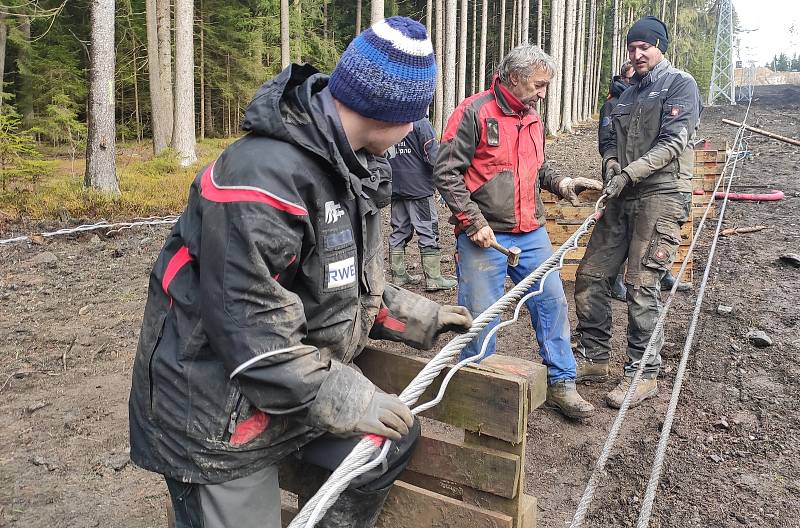 Záplet lana pro novou dvousedačkovou lanovku na Lipně.