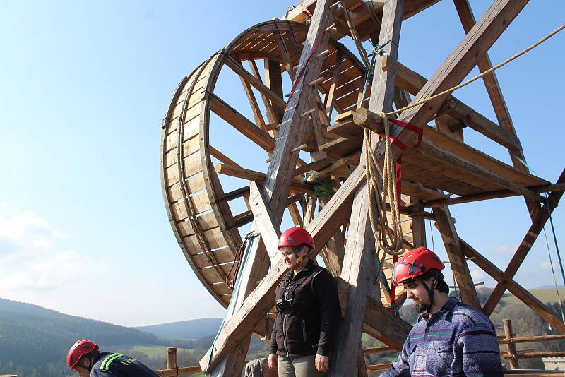 Lezecká skupina Územního odboru Český Krumlov HZS JčK spouštěla na laně z horní plošiny středověkého lešení na Jakobínce při taktickém cvičení dva raněné. Zásahu velel Marek Voldřich.