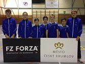 Šestičlenná skupina starších žáků českokrumlovského SKB pod taktovkou kouče Iva Černého (vpravo) vybojovala při krajském turnaji U15 na domácích kurtech celkem osm medailových umístění, z čehož bylo pět zlatých.