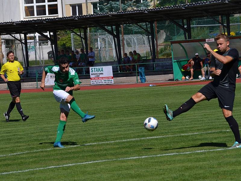 Fotbalová příprava: FK Slavoj Český Krumlov (zelené dresy) - TJ Olešník 1:2 (0:1).