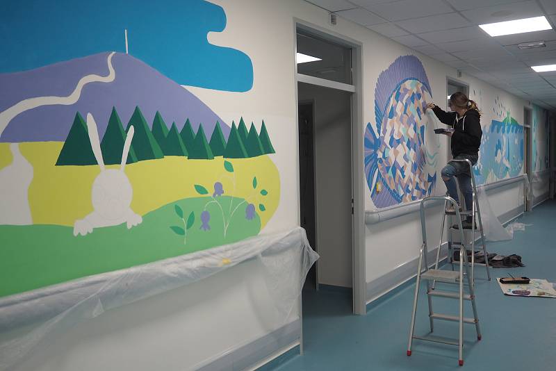 Umělci Raimonda Kielaitė a Milan Prokeš prozářili svými obrázky dětské oddělení krumlovské nemocnice.