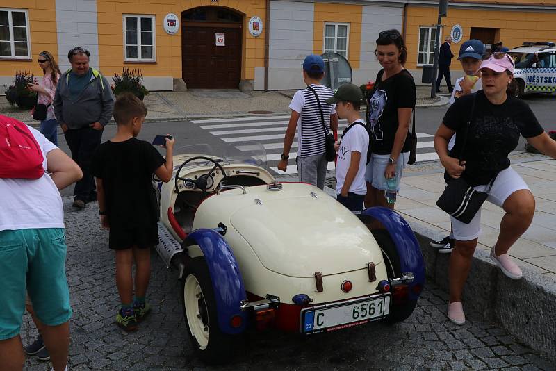 Grand Prix Kaplice otevřel motocyklový kaskadér Martin Krátký který předvedl své mistrovství v sedle Yamahy a MZ.