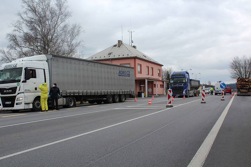 Na Dolním Dvořišti od pondělního rána kontrolují pracovníci Celní správy ve spolupráci s hasiči a policií řidiče i cestující.