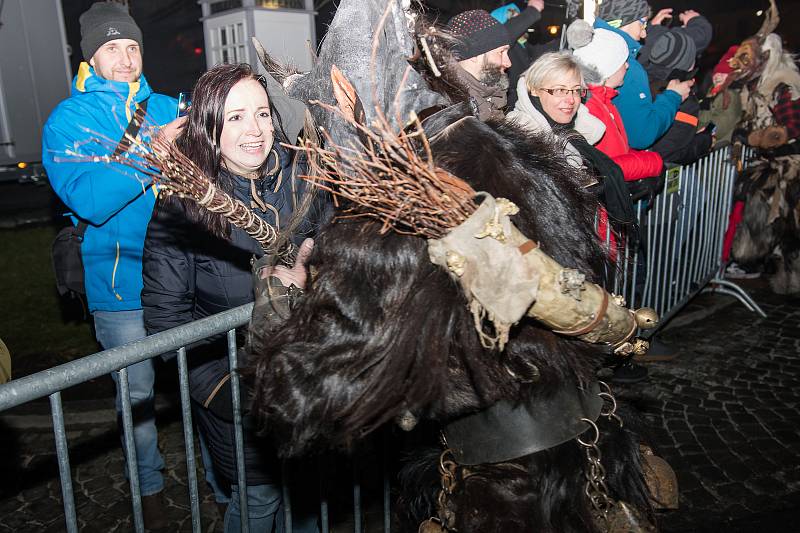 Diváci se během Krampus show v Kaplici náramně bavili.