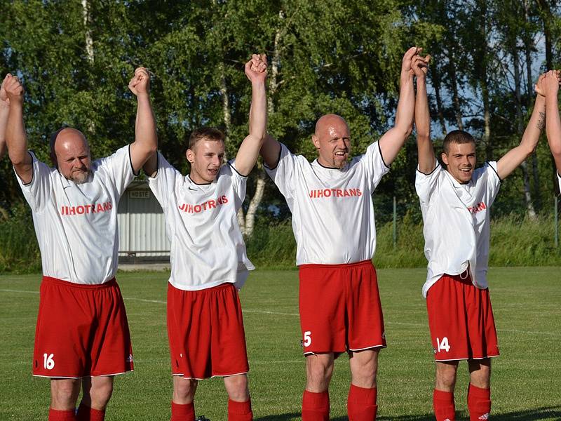 Okresní přebor muži - 22. kolo: Sokol Křemže (bílé dresy) - Hraničář Malonty 6:1 (2:0).