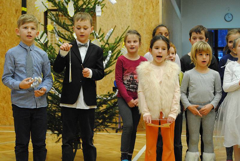 Vánoční besídku dětí z družiny proložila tanečními čísly děvčata ze souboru Monkey Krumlis.