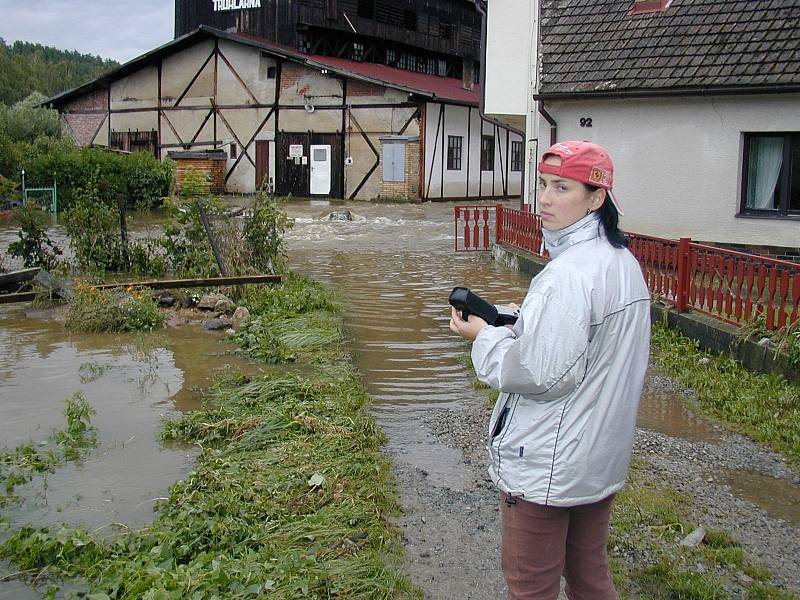 Na povodně zavzpomínal Richard Mazanec. Stojí před bytovým domem, který měl zaplavené přízemí. Fotografie z roku 2002 zachycují hlavně pivovar na Bělidle naproti bytovému domu, který ukazuje, jaké bylo na Bělidle jezero. Samotný dům na záběrech není, prot