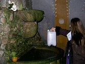 V nedaleké kapli postavené nad pramenem vody je možné se napít i načerpat si vodu s sebou.