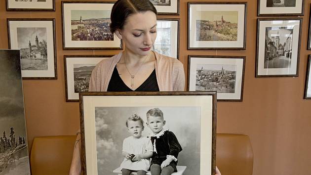 V Museu Fotoateliér Seidel v Českém Krumlově v době covidové retušují a digitalizují staré fotografie.