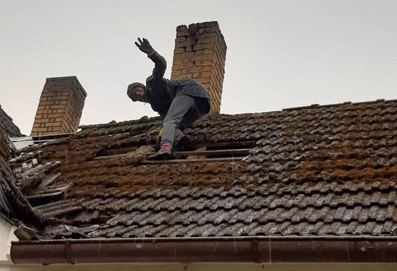 Do opravy střechy v Dobrém na Krumlovsku, ze které vítr sfoukl tašky, se pustila Eva Cieslarová.