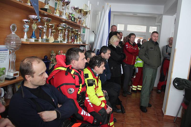 Výcvik záchrany lidí probořených v ledu pomocí vrtulníku na Dolní Vltavici.