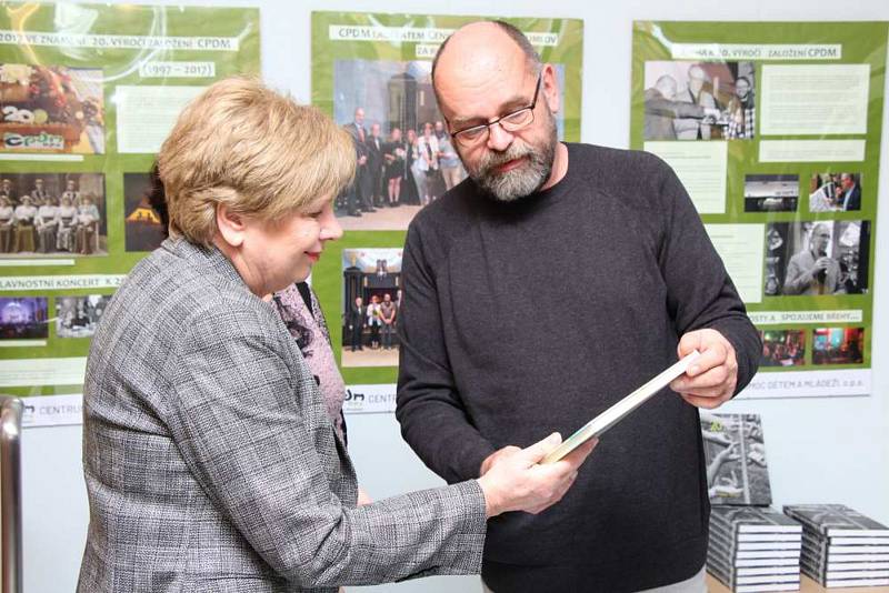 Výstavu zahájila paní Mgr. Ivana Stráská, hejtmanka Jihočeského kraje.  Paní hejtmanka zároveň převzala od CPDM malý knižní dárek.