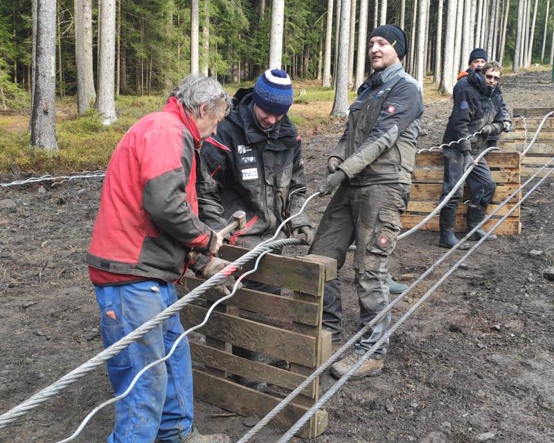 Záplet lana pro novou dvousedačkovou lanovku na Lipně.