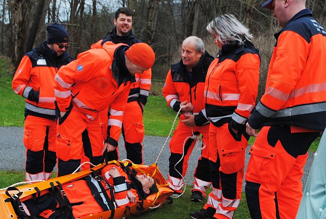 Zdravotničtí záchranáři z Krumlovska na Jakobínce v Rožmberku cvičili, jak snášet pacienta z výšky ve stísněných prostorách.