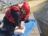 Výcvik hasičů na lipenském jezeře.