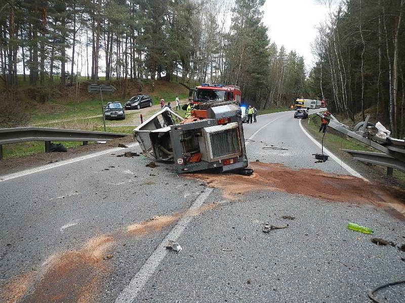 Malý nakladač se na přívěsu převrhl a dopadl na silnici. Foto: HZS Jihočeského kraje