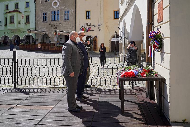 Pietní akt se v sobotu uskutečnil také na náměstí v Českém Krumlově.