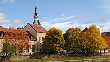 Český Krumlov se oblékl do podzimního.