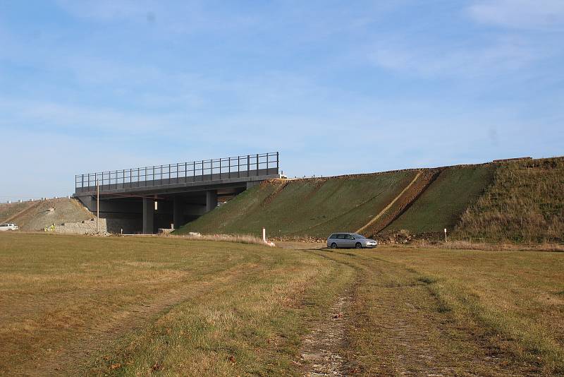 Stavba dálnice k Dolnímu Třebonínu pokračuje.