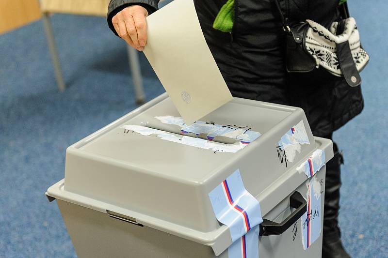 Na volebním okrsku č. 3 v Základní škole ve Velešíně evidovali v sobotu kolem poledne volební účast zhruba padesátiprocentní. To bylo nejméně ze všech tří velešínských okrsků.