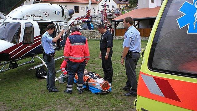 Mladý muž škaredě doplatil na to, že v pátek odpoledne kolem 15. hodiny skočil po hlavě do Vltavy, aniž nejprve stav říčního koryta předtím prozkoumal.