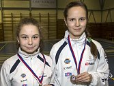 Třešničkou na dortu vydařeného šampionátu je pro pořádající krumlovské badmintonisty nečekaný, ale o to příjemnější, deblový bronz dívčího páru Michaela Štronerová a Linda Šmikmátorová (na snímku zleva).
