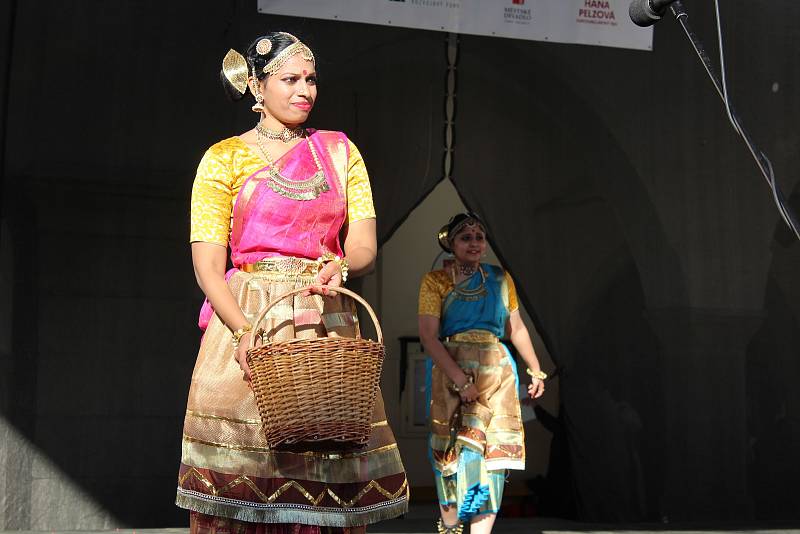 Exotický folklór zavál z představení souboru Dr. Swarnamalya Ganesh Sri Neelothpalam z Indie.