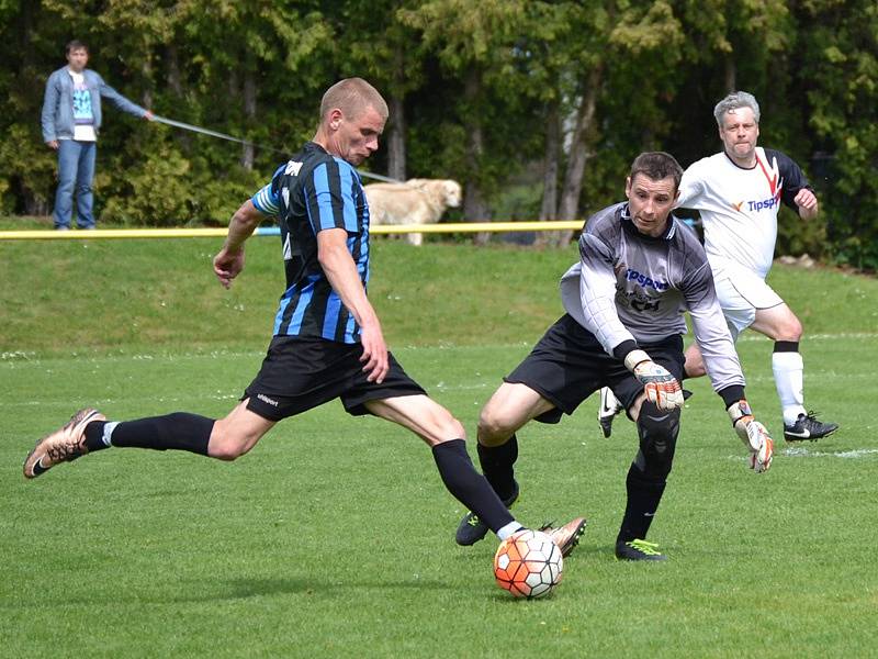 I.A třída (skupina B) - 21. kolo: FC Velešín (modročerné dresy) - SK Větřní 3:1 (0:0).