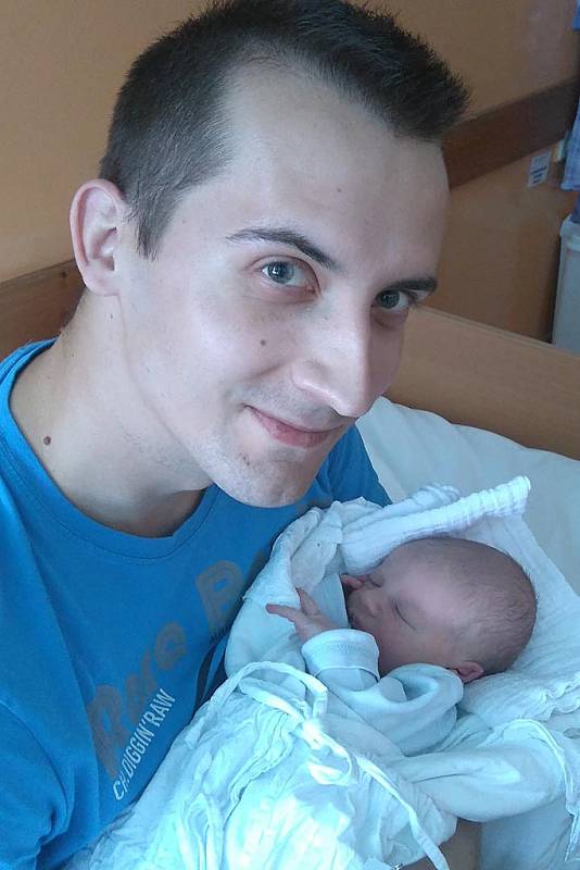 Davídek Novotný se narodil 31. srpna 2015 ve 14 hodin a 27 minut, měřil 49 centimetrů a vážil 3050 gramů. U porodu miminka kaplických partnerů Veroniky Bandíkové a Martina Novotného nemohl jeho otec chybět.