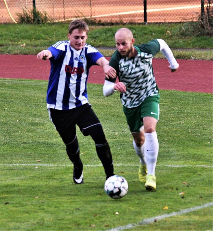 Českokrumlovští fotbalisté (v zelenobílém) potvrdili v Blatné roli favorita a poslední tým krajského přeboru deklasovali 7:0.