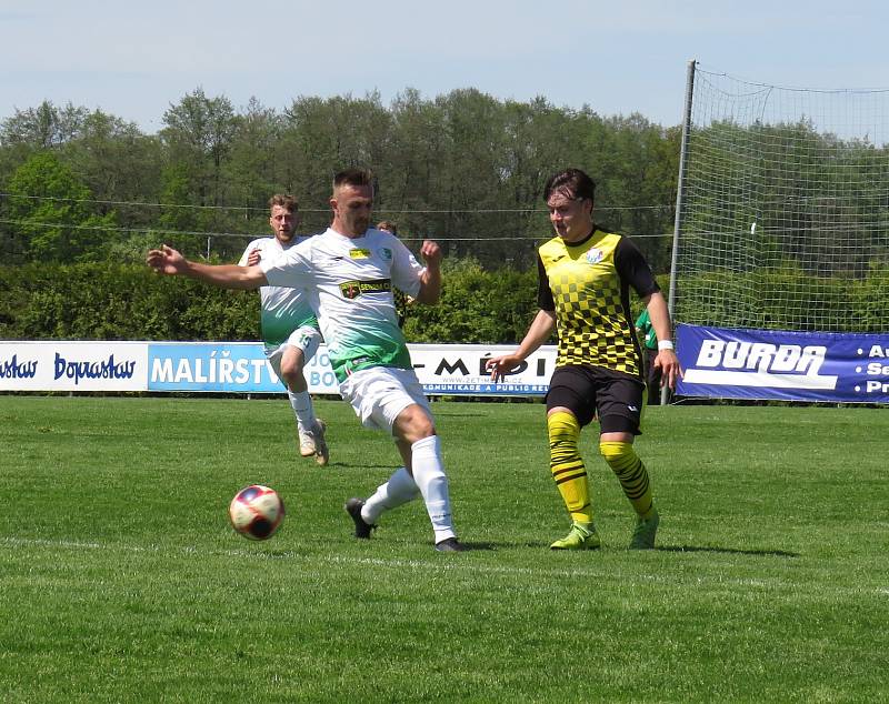 Kapličtí fotbalisté (v žlutočerném) vybojovali na půdě Roudného cenný bod za remízu 2:2.