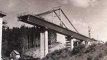 Kozákův most přes římovskou přehradu prošel opravou. Snímek z archivu Pavla Mörtla zachycuje stavbu mostu v roce 1979.