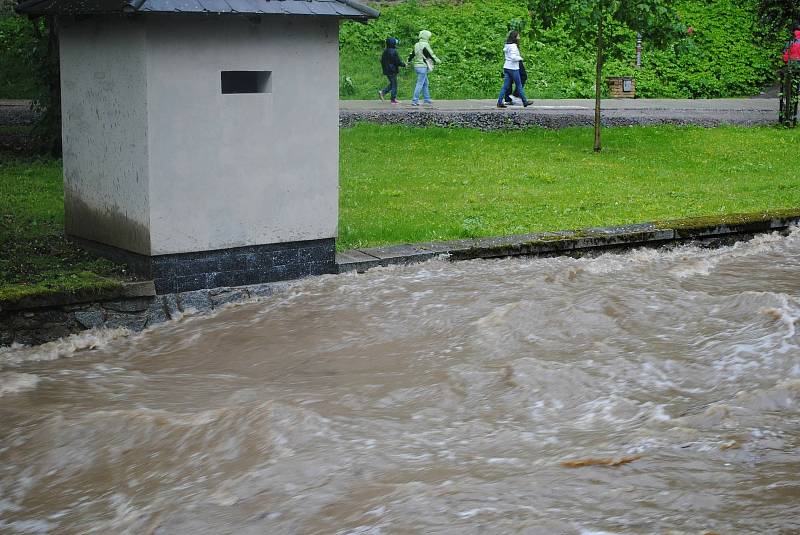 Povodně v Českém Krumlově v roce 2013. Ze břehů se vylila Polečnice, zahrozila i Vltava v centru. Pod vodou skončily hospodské zahrádky i auta.