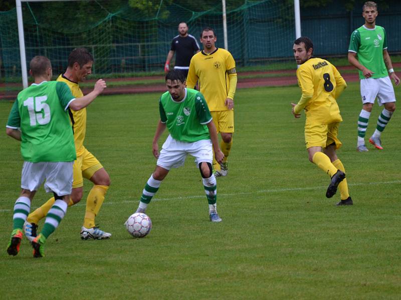 Ondrášovka KP muži – 4. kolo: FK Slavoj Český Krumlov (zelené dresy) – TJ Sokol Želeč 1:1 (1:1).