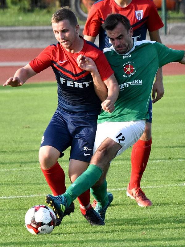 Divize (skupina A) - 3. kolo: TJ Spartak Soběslav (modročervené dresy) - FK Slavoj Český Krumlov 3:0 (1:0).