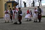 Letošní sezonu na zámku v Tovačově slavnostně zahájilo vystoupení místního dětského souboru Hanáček a jejich starších následovníků z folklorního souboru Hatě.