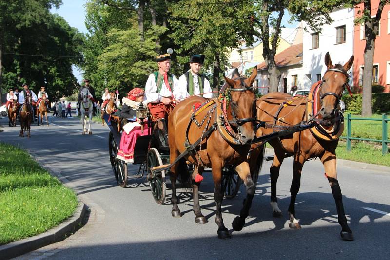 Velkolepý krojovaný průvod Hanáků s Ječmínkovou jízdou králů prošel v neděli ráno ulicemi Kojetína. Město celý víkend žilo tradičními hody.