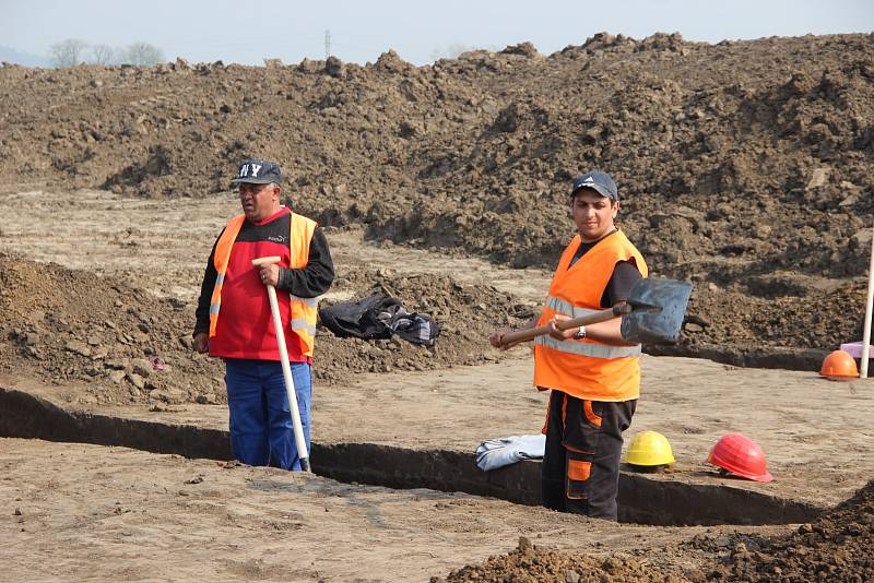 Archeologové začali bádat v místě trasy dálnice D1 mezi Říkovicemi a Přerovem. V současné době probíhá intenzivní výzkum u Dluhonic, intenzivní doklady osídlení ale očekávají badatelé o něco dál - v Předmostí.