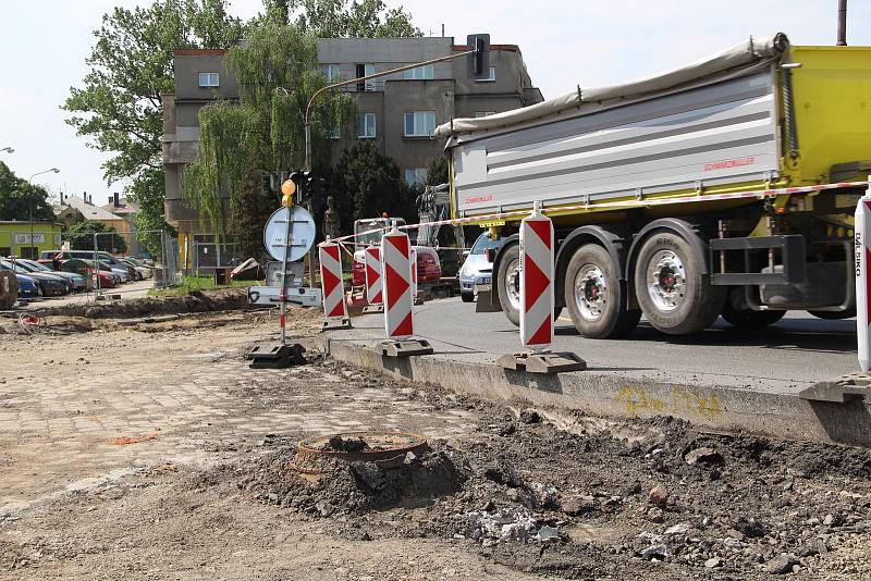 Dělníci, kteří pracují na stavbě průpichu na křižovatce ulic Komenského - Velké Novosady - Kojetínská v Přerově, narazili na původní dlažbu. 12. 5. 2022