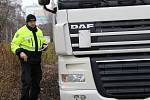 Přerovští strážníci v ulici Velká Dlážka zastavují kamiony ze zahraničí, které bloudí po otevření úseku dálnice mezi Lipníkem a Přerovem po městě