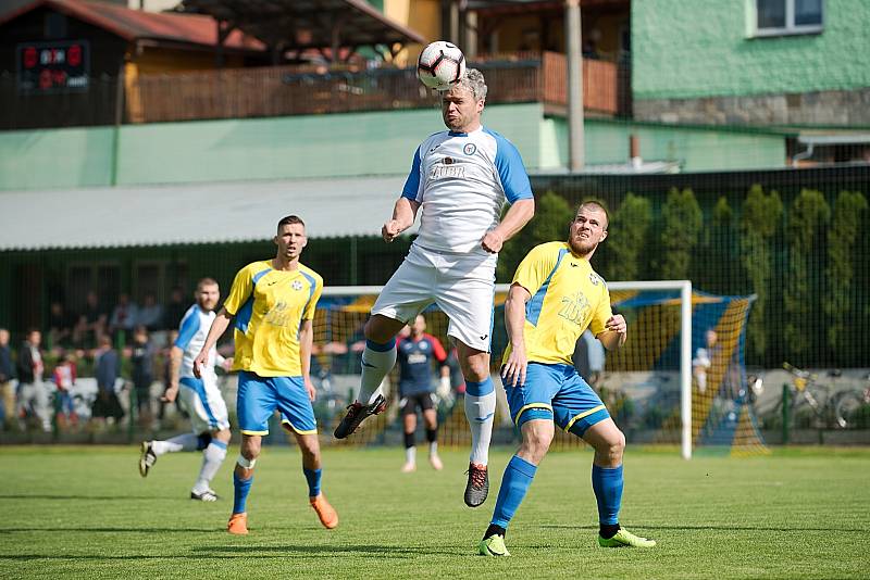 Přerovské derby mezi Kozlovicemi (ve žlutém) a 1. FC Viktorie Přerov.