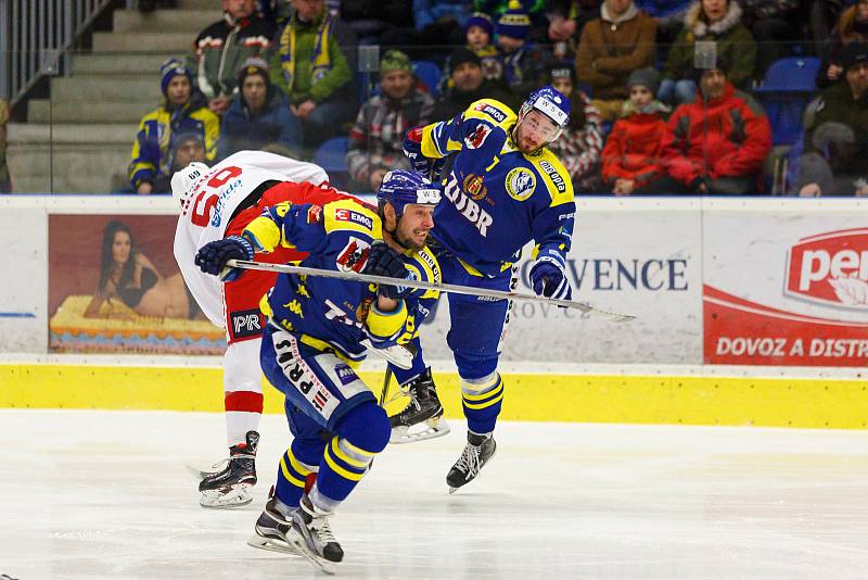 Hokejisté HC Zubr Přerov (v modrém) ve 3. čtvrtfinále WSM ligy proti pražské Slavii.