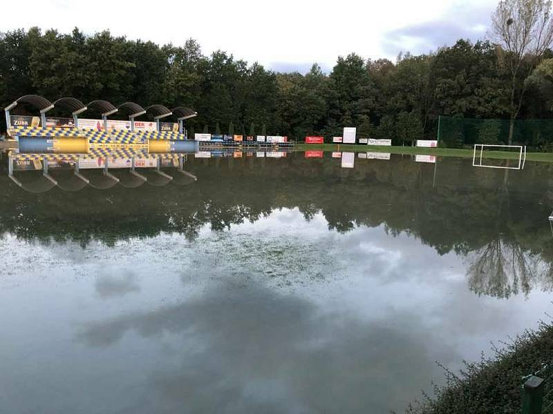 Zatopené hřiště FK Kozlovice ve čtvrtek 15. října 2020 ráno