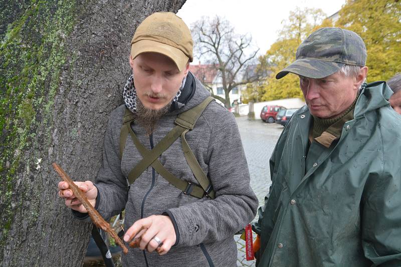 Přerovští dobrovolní hasiči v sobotu odčerpávali vodu z historické studny na Horním náměstí. Spolu s archeology prozkoumávali její dno.